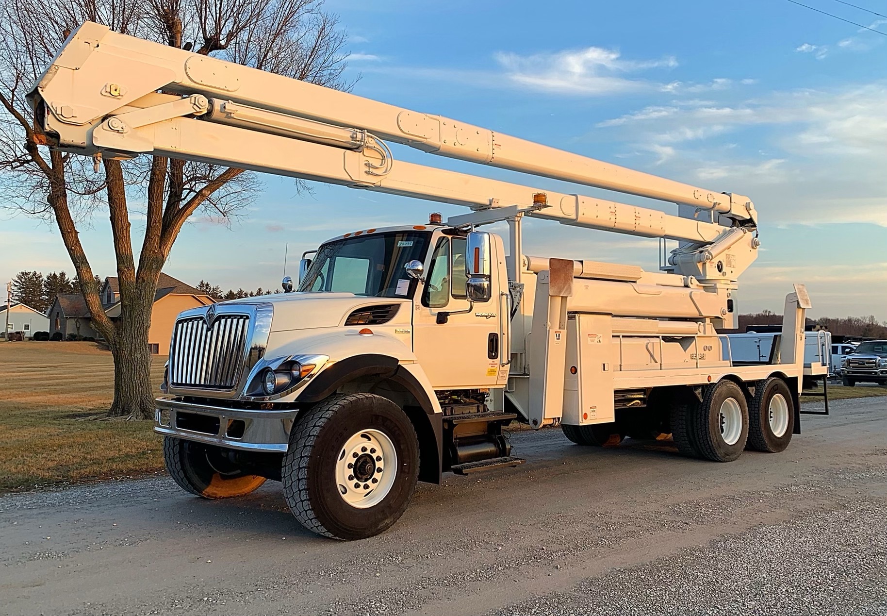 2008 IH 7400 100′ Elevator Bucket Truck