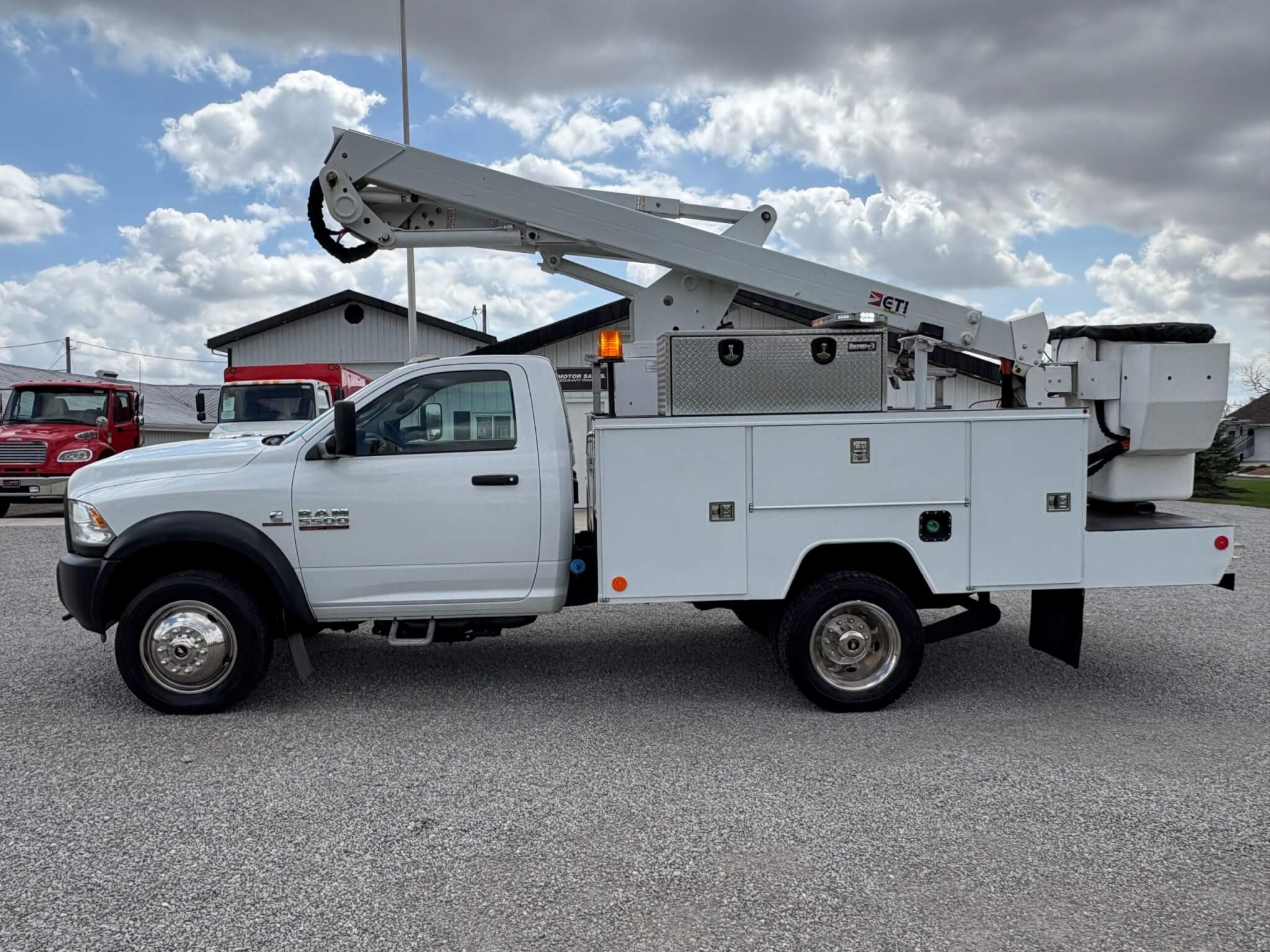 2016 Ram 5500 4×4 Bucket Truck